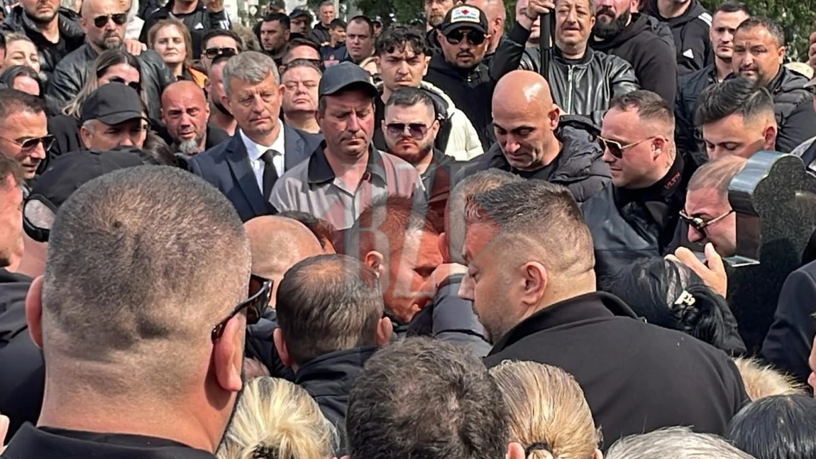 Împăcarea anului la mormântul lui Costel Corduneanu! Adrian Beleua s-a îmbrățisat cu fratele lui, Petronel. Cei doi nu au vorbit de ani întregi - EXCLUSIV, FOTO