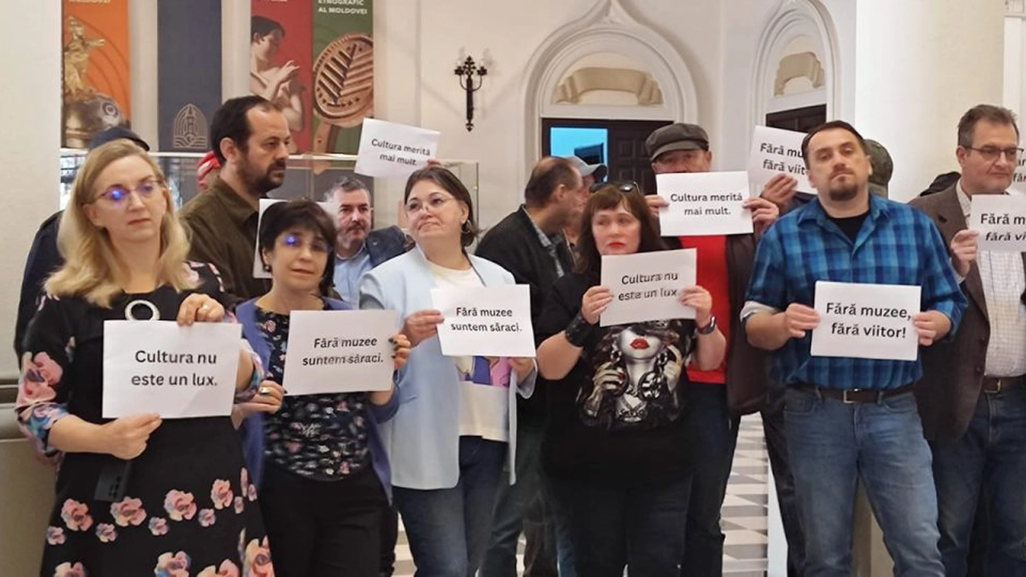 Grevă japoneză la Palatul Culturii Iași. Sindicaliștii: „20 de ani de discriminare, nesustenabilitate, stare de rău, lehamite și uitare” - UPDATE, FOTO
