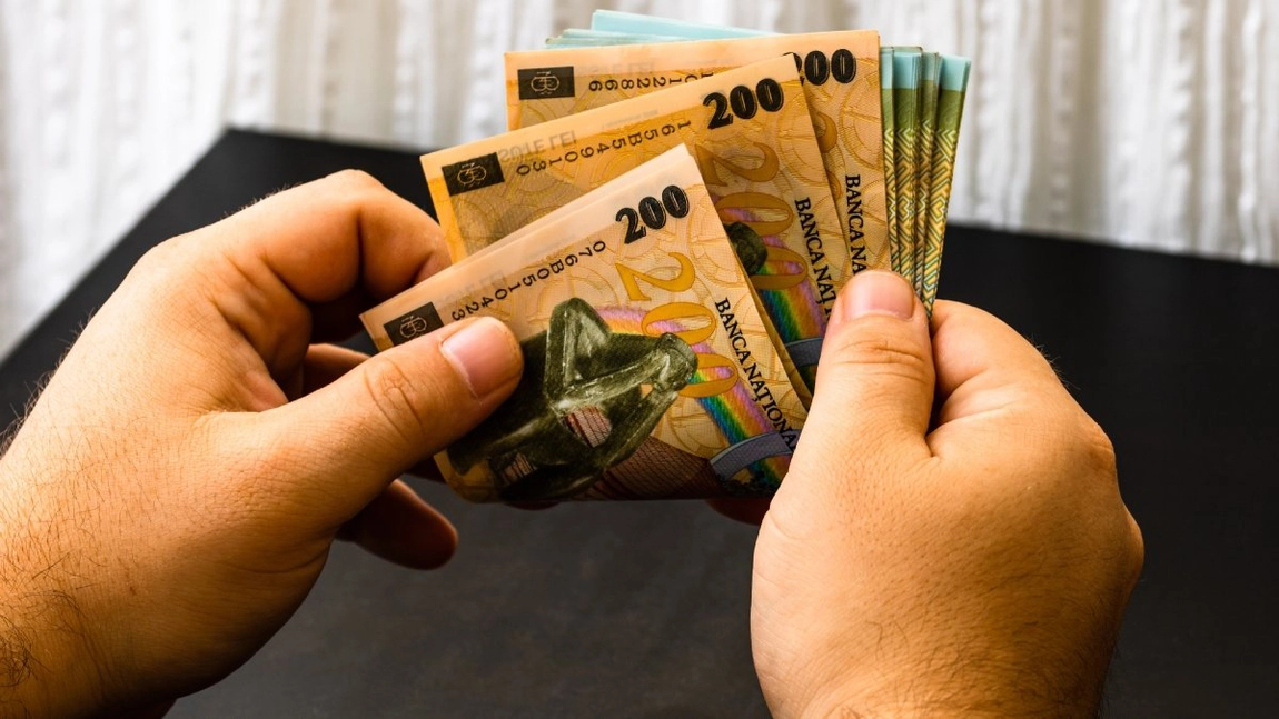 Nouă persoane au fost trimise în judecată pentru trafic de influenţă. Au încasat peste 50 de mii de euro în schimbul unor job-uri la stat