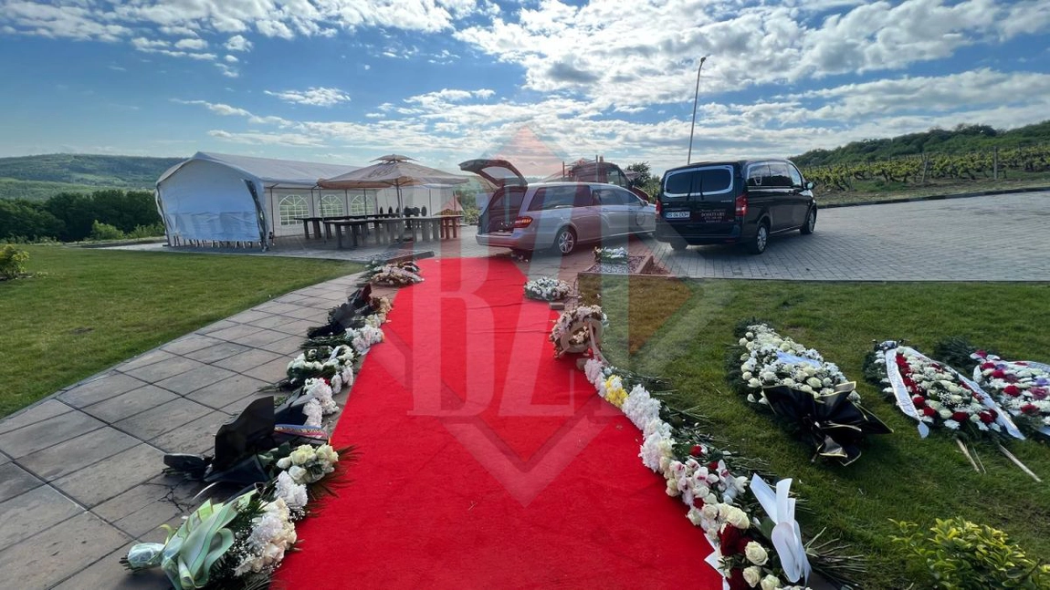 Ultimele pregătiri înainte de a-l conduce pe Costel Corduneanu la cimitir. Zecile de flori și coroane, încărcate în mașini - FOTO, VIDEO
