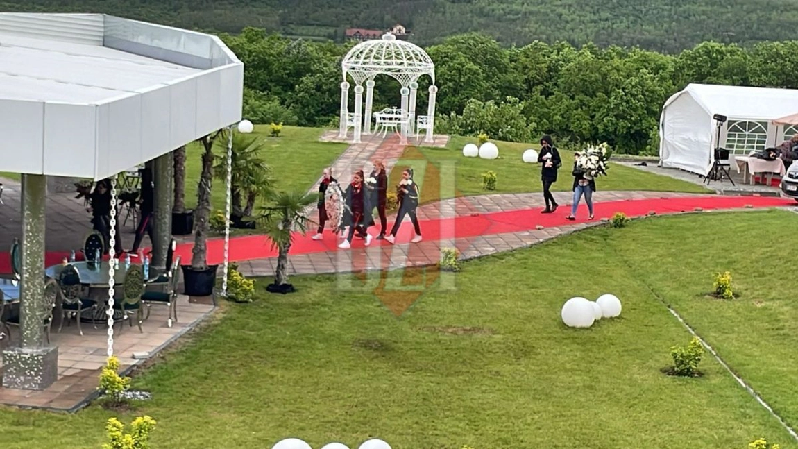 Colegele Elisabetei, fiica lui Costel Corduneanu, au venit la priveghi cu brațe de flori - FOTO, VIDEO