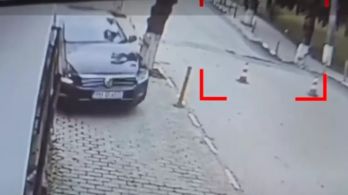 Camerele de supraveghere au surprins momentul surpării străzii din județul Prahova - VIDEO