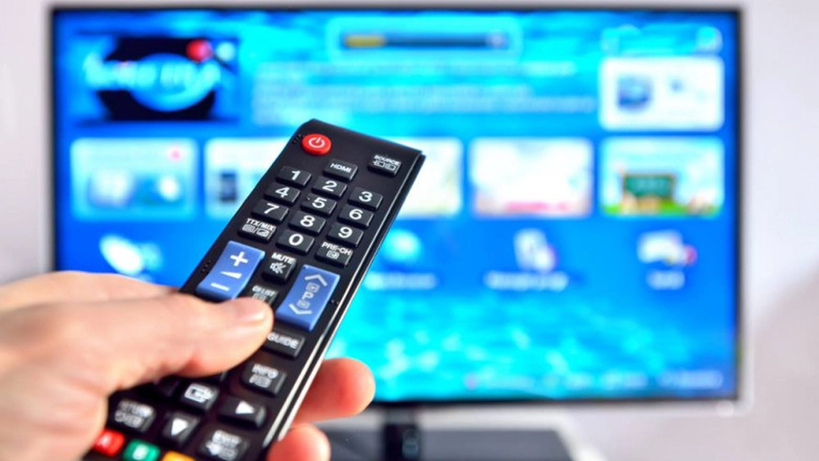 Mare grijă dacă ai acest TV în casă! Hackerii te pot vedea și spiona prin camera video