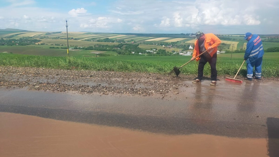 Ploile torențiale au creat din nou probleme în județul Iași. Iată sectoarele de drum afectate