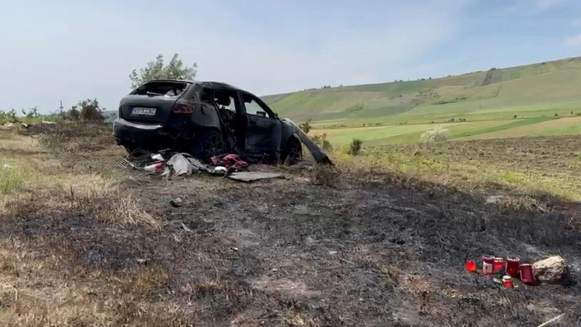 Urmele cumplitului accident de lângă Iași dau fiori reci trecătorilor. Candele printre bucăți de motor și iarbă arsă - FOTO/VIDEO