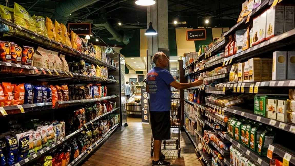 Amenzi uriașe pentru supermarketurile care vor delista de la rafturi produse românești ieftine: 5% din cifra de afaceri