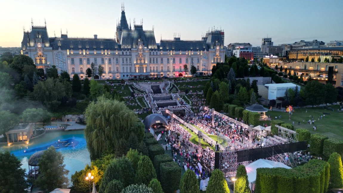 Peste 1 milion de oameni au interacționat cu cele 200 de evenimente ale Romanian Creative Week 2024. Premieră națională, pe catwalk-ul din parcul Palas, prezentată în colecția Irinei Schrotter