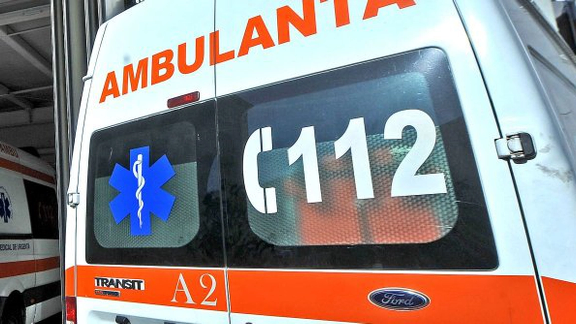 Cinci copii au fost răniți după ce microbuzul în care se aflau a fost lovit de un alt autoturism, în județul Argeș