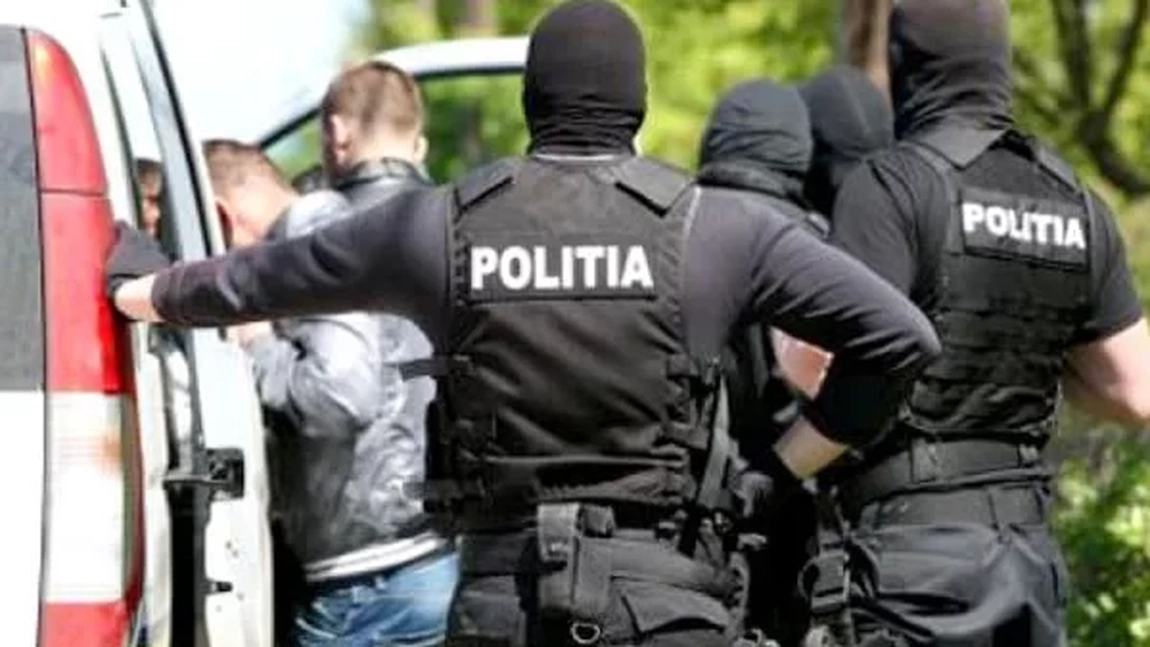 Consilier județean și fiii săi, arestați pentru camătă și șantaj. Arme descoperite de polițiști în urma perchezițiilor