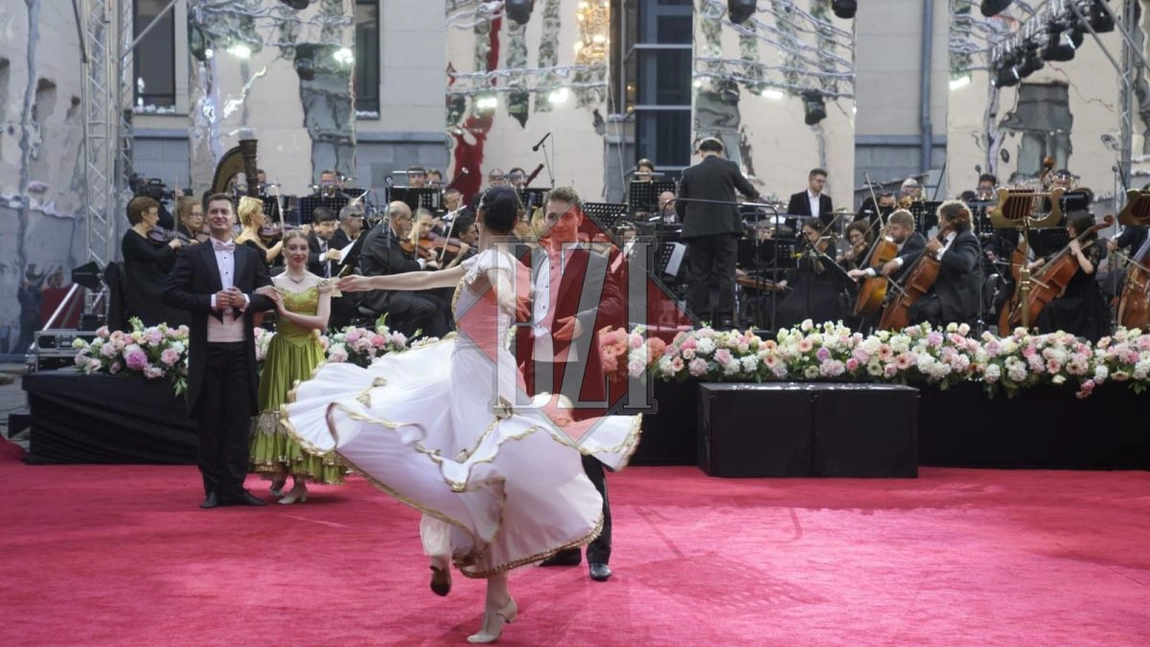 Femei și bărbați, într-un moment elegant la Iași! Palatul Culturii este locul unde au loc momente senzaționale - FOTO
