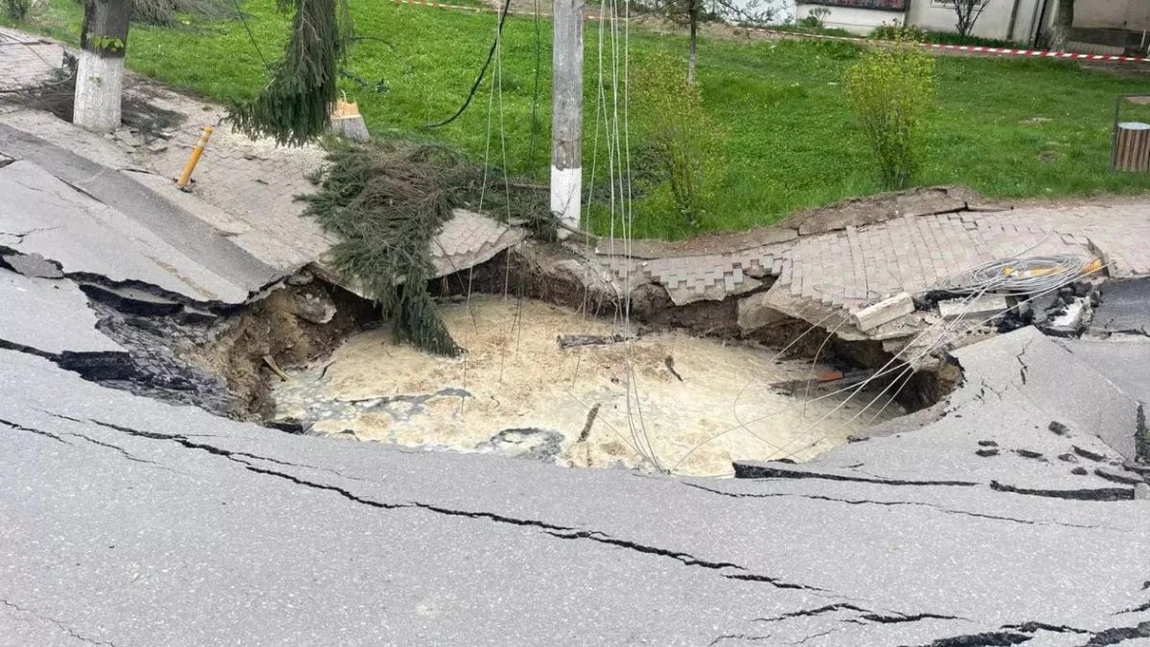 Principalul motiv al prăbușirii străzii din Slănic! Specialiștii au elucidat misterul producerii craterului