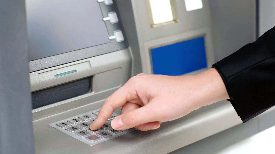 Dispar bancomatele? Ce se întâmplă cu retragerile de numerar