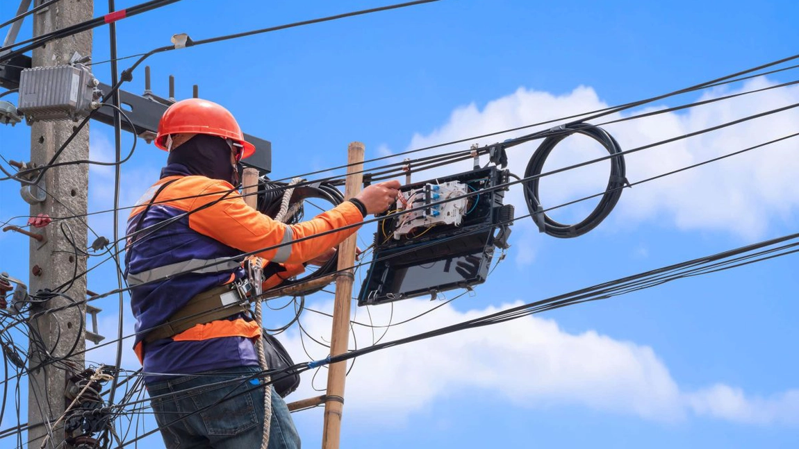 Se schimbă legea pentru români: Ministrul Energiei anunță cum vor putea lua curent electric de la vecini
