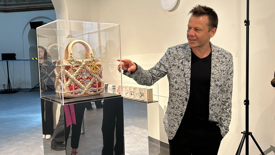 O geantă Dior, dintr-o sută produse în lume, este expusă pentru câteva zile la Iași. Iată cât valorează bijuteria pe care orice femeie și-ar dori-o - FOTO/VIDEO