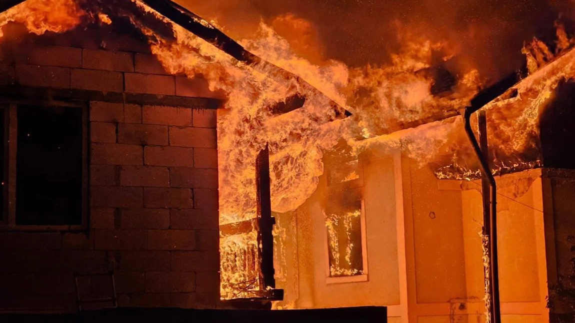 Doi bătrâni din Gura Humorului au rămas fără casă după ce un incendiu devastator s-a produs