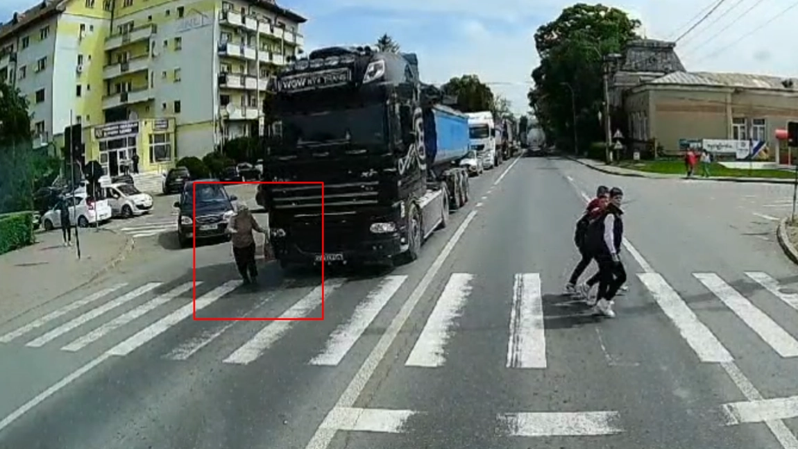 Scene de coşmar la Podu Iloaiei! O femeie sare în faţă unui TIR fără să se uite vreo secundă - VIDEO