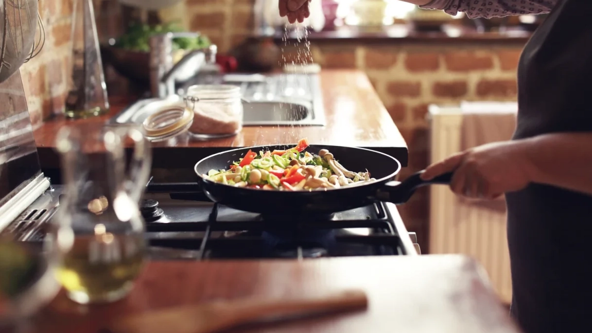 Mâncarea de vinete cu dovlecei și cartofi, una dintre cele mai sățioase dar și sănătoase preparate culinare