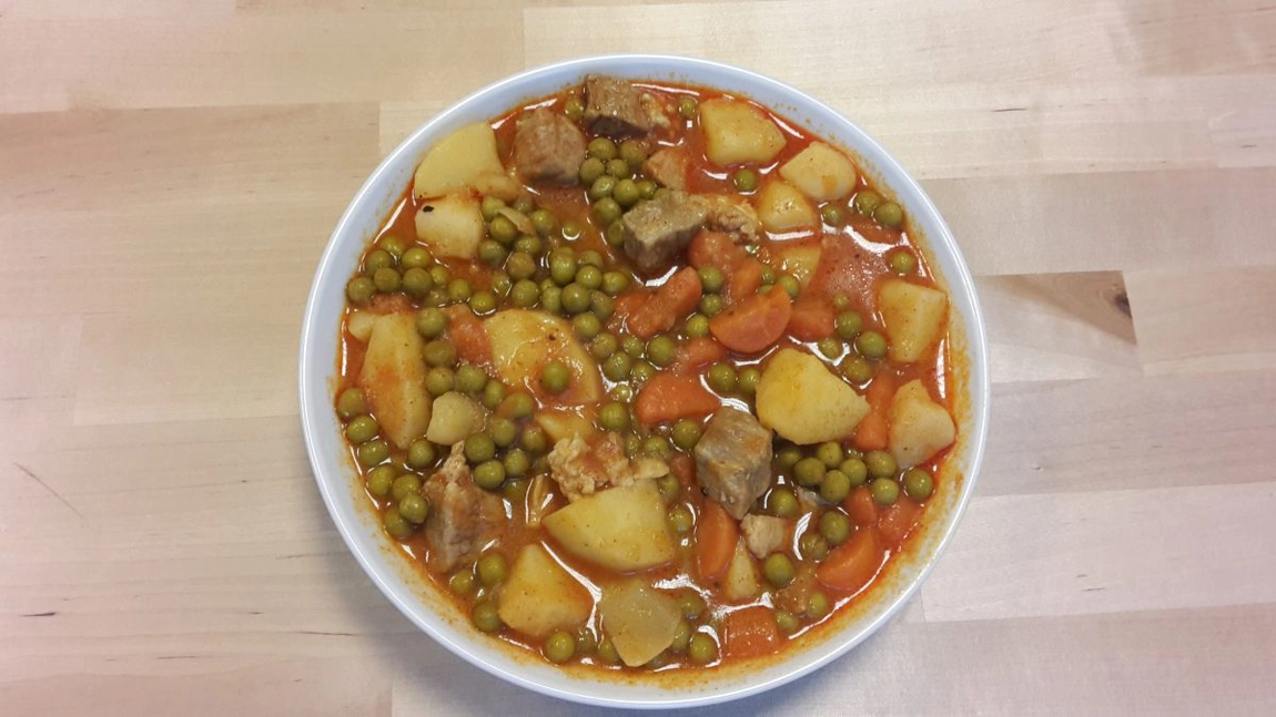 Rețeta perfectă de primăvară: Mazăre cu carne de porc și sos de roșii