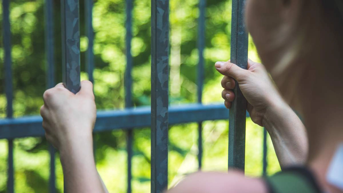 Închisoare pentru doi părinți din Bihor care au hotărât să-și retragă copiii de la școală. Ce au decis anchetatorii