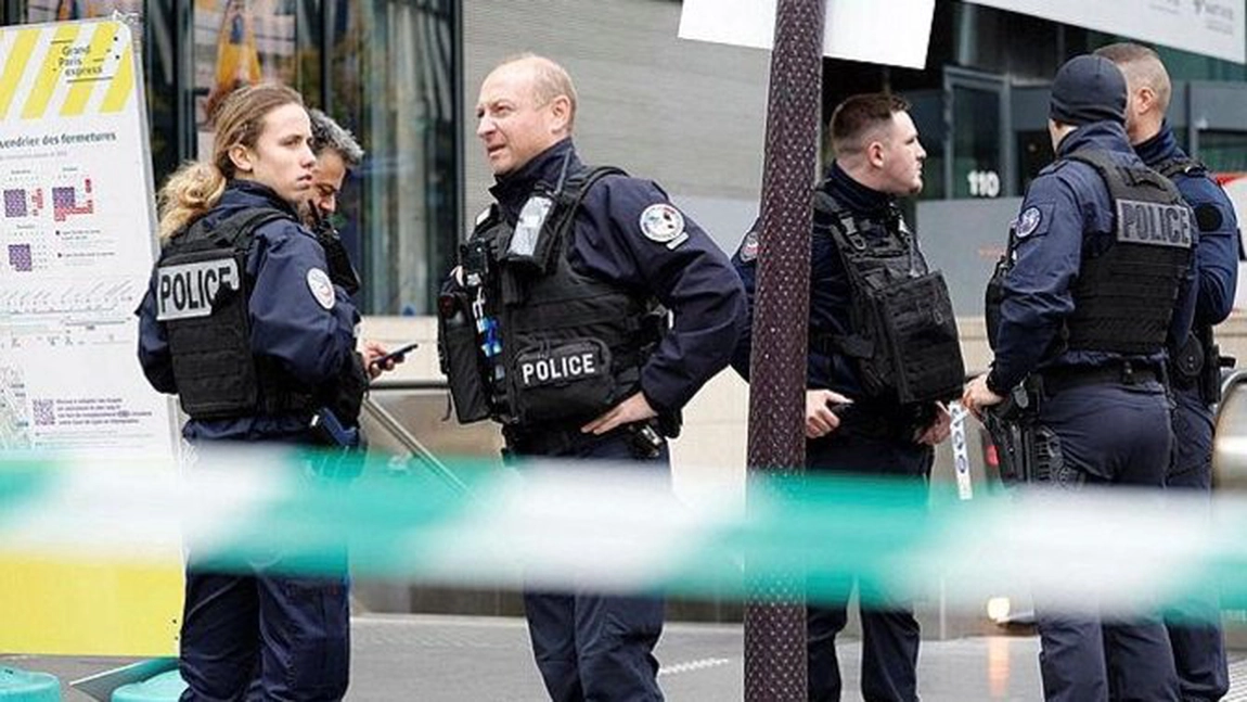 Un bărbat arestat a făcut prăpăd într-o secție de poliție. Doi ofițeri au fost împușcați grav