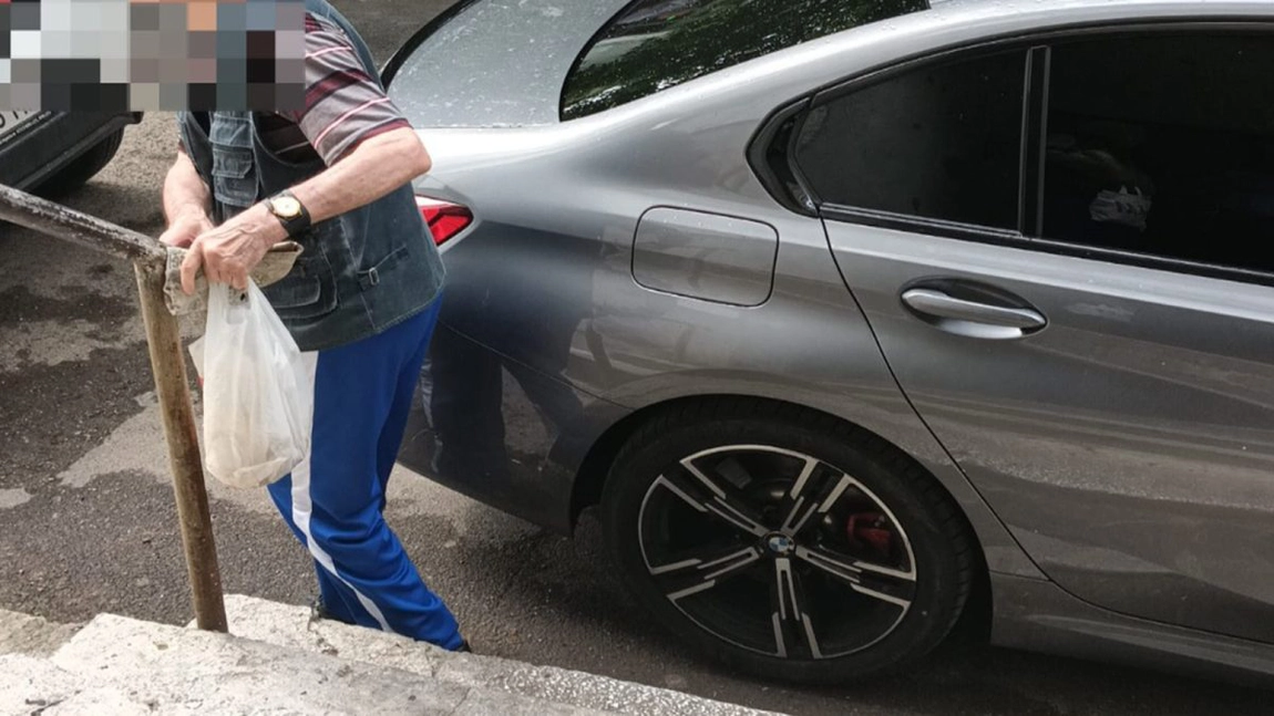 BMW-ul mai presus de orice! Iată cum și-a parcat un ieșean „bolidul”. Locatarii unui bloc, nevoiți să urce pe sfoară în apartamente - FOTO