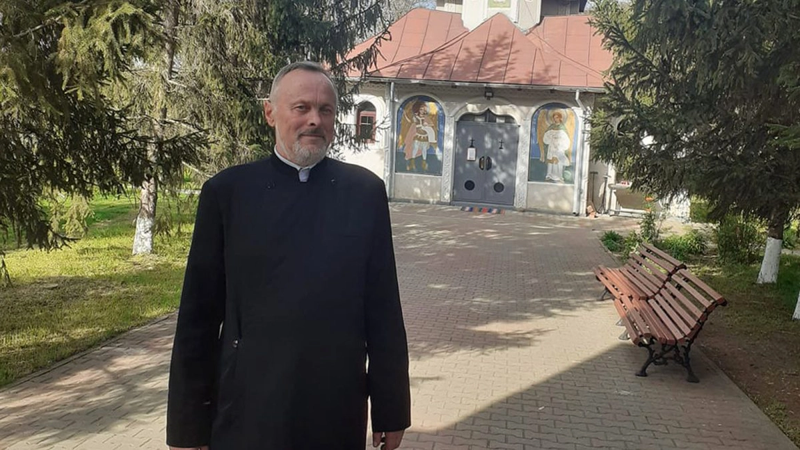 Toți ochii sunt ațintiți pe acest preot din Iași! Poliția din Răducăneni l-a căutat pe slujitorul Domnului acasă: „Se lucrează la intimidare. Eu merg în cimitir ca să mă rog” – FOTO