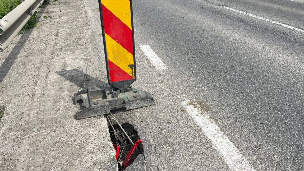 Pericol pe o stradă intens circulată din Iași. Șoferii s-au îngrozit când au văzut cum s-a surpat o parte din asfalt: „Poate fi un pericol mare” - FOTO