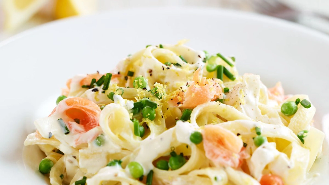 Tagliatelle cu somon, visul oricărui gurmand când vine vorba de paste cu sos alb! O rețetă simplă cu paste și cel mai delicios sos