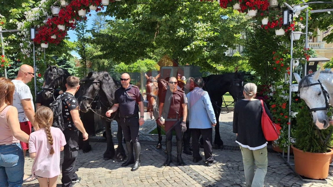 Ziua Poliției Locale la Iași! Pe bulevardul Ștefan cel Mare, trecătorii se opresc pentru a admira echipajele instituției - GALERIE FOTO