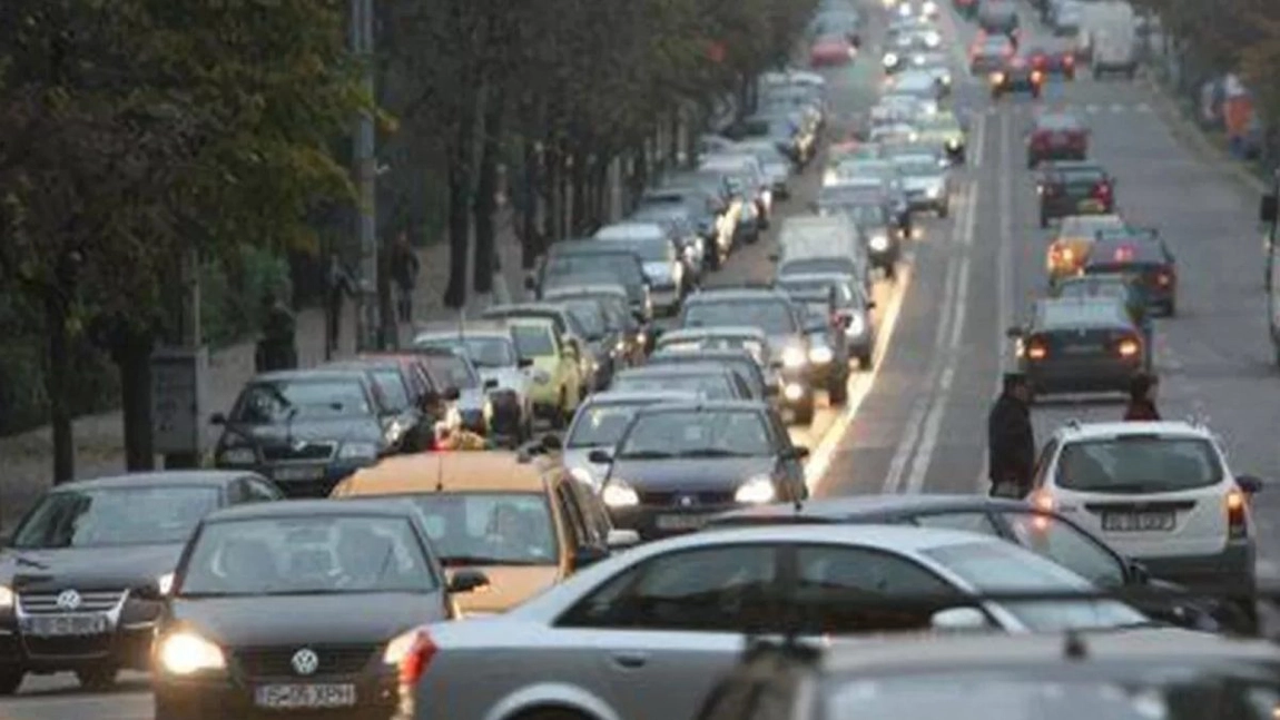 Atac în trafic, la Iași. O tânără a rămas fără geantă după ce fostul iubit a dat buzna în mașina ei. Nu a fost singura victimă