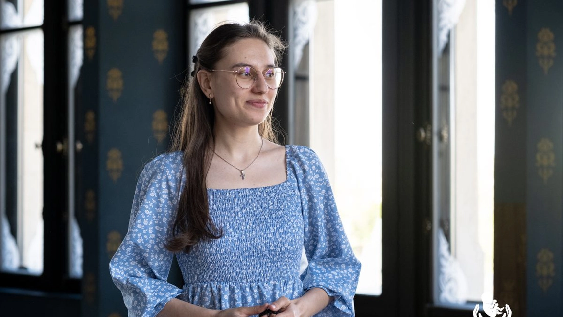 Ecaterina, 1 din cei 100 excepționali. Studiază Teologia, pictează icoane din dragostea izvorâtă acasă, în familia cu 7 copii - FOTO