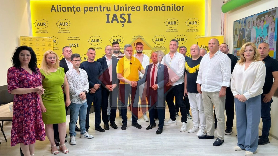 Deputatul AUR Marius Ostaficiu și europarlamentarul AUR Tudor Ciuhodaru oferă primele declarații despre alegerile locale și europarlamentare - LIVE VIDEO