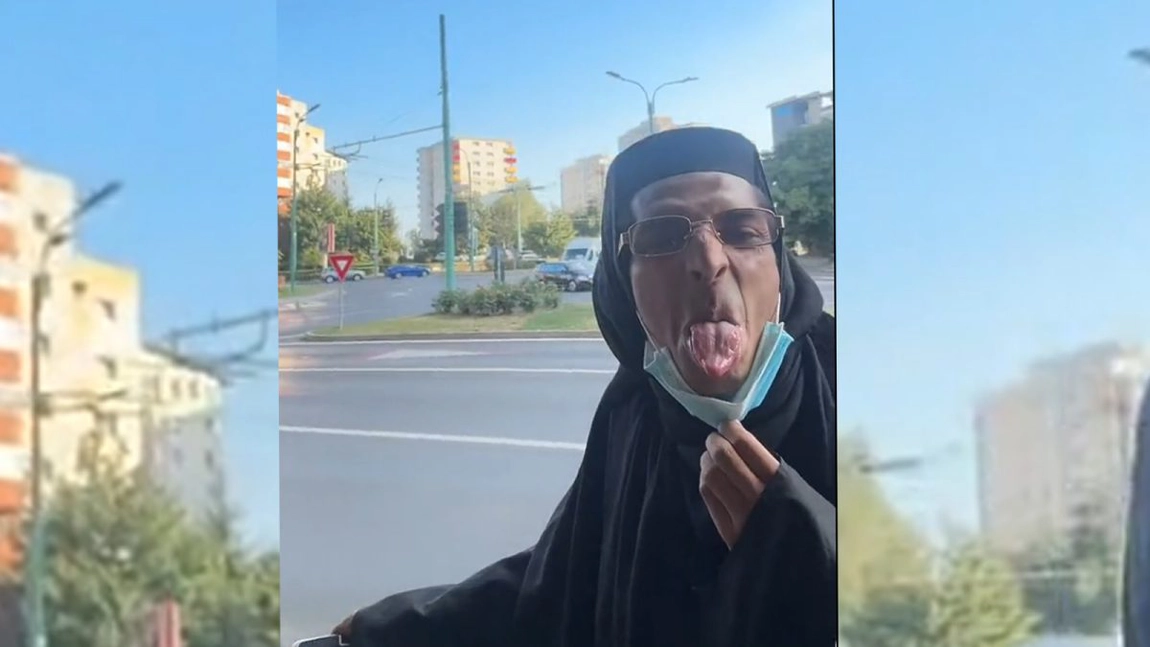 Bobi de la Moinești, bărbatul măicuță, viral pe TikTok, a ajuns pe mâna polițiștilor din Iași. Iată ce au găsit oamenii legii în geanta lui, printre mir și icoane - FOTO/VIDEO