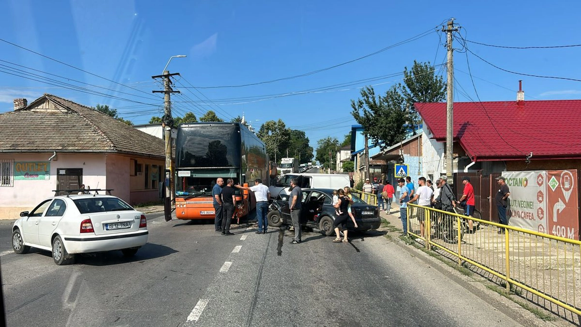 Accident rutier grav în Podu Iloaiei. Două autoturisme și un autocar cu 55 de persoane au fost implicate. A fost activat planul roșu de intervenție - UPDATE