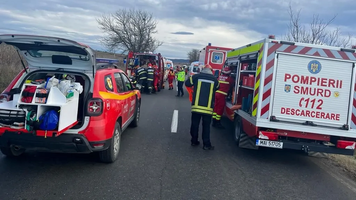 Planul Roşu de Intervenţie în judeţul Sibiu! Accident pe DN 1, între o maşină şi un microbuz şcolar