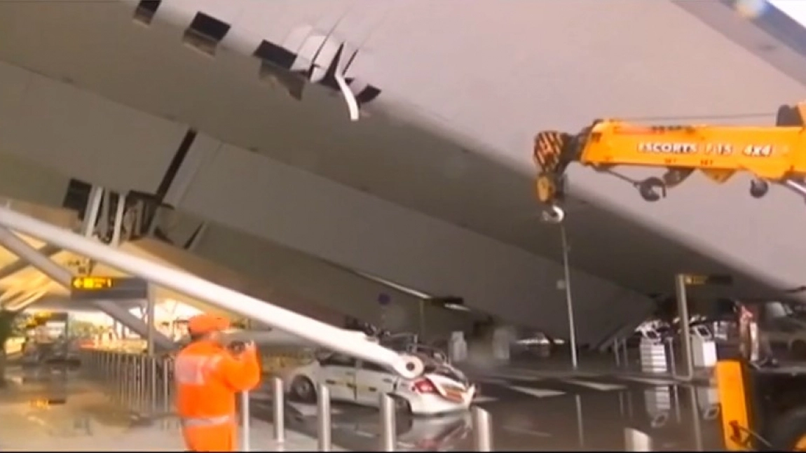Imaginile groazei! Acoperișul aeroportului s-a prăbușit peste sute de oameni - VIDEO