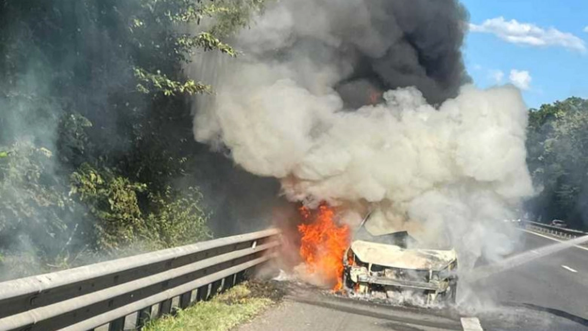 O mașină a luat foc în mers, pe autostrada București-Pitești. Șoferul și pasagerii au reușit să iasă teferi din autoturism