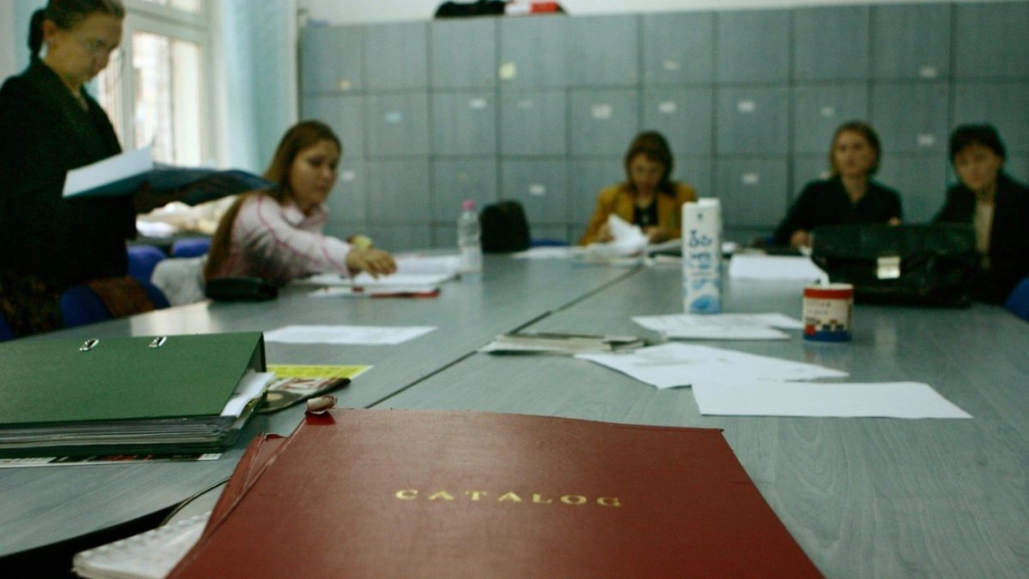 Bătaie între directoarea unei școli și o profesoară: 