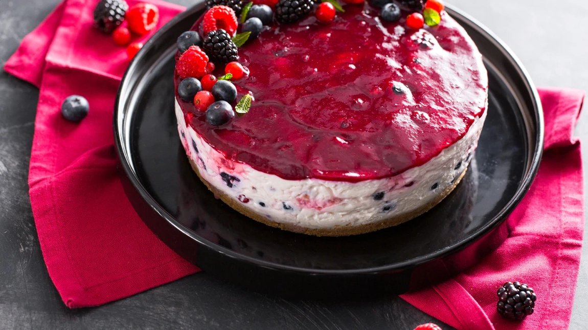 Cum să prepari cel mai delicios cheesecake cu fructe de pădure. Ai nevoie doar de câteva ingrediente pentru a putea realiza unul dintre cele mai delicioase deserturi