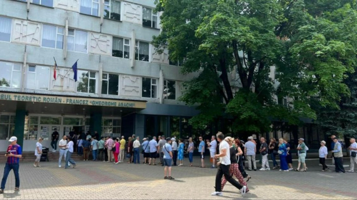 Cozi la secțiile de votare din Chișinău la alegeri 2024. Românii din Republica Moldova se înghesuie să voteze