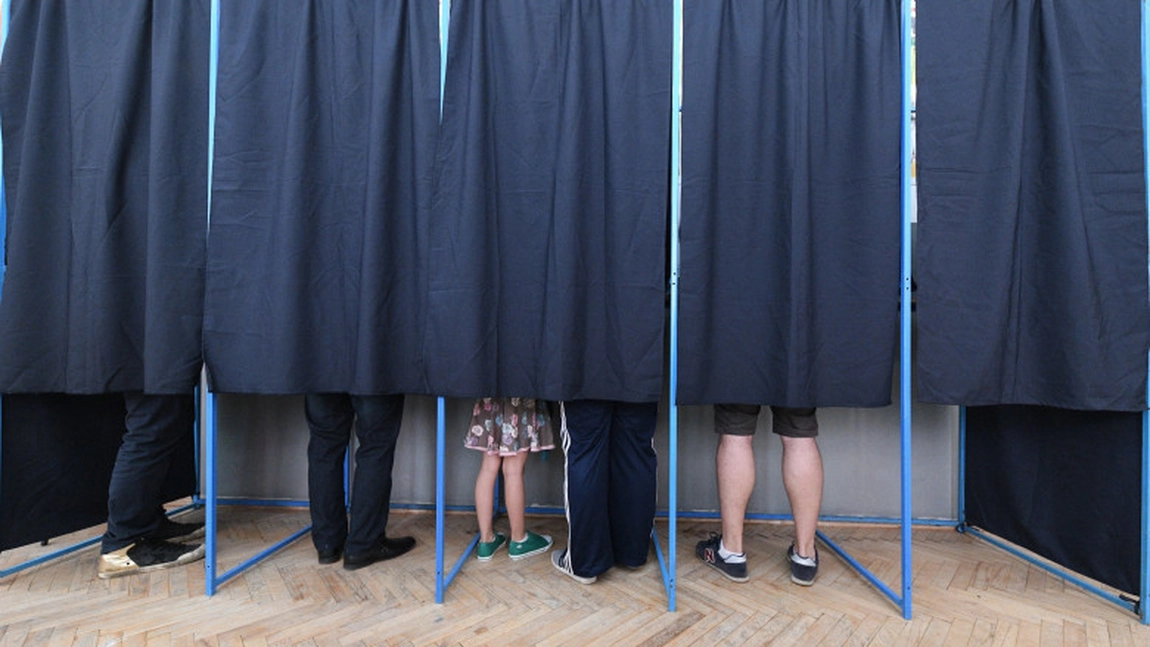 Poți să intri în cabina de vot alături de un copil la alegerile din 9 iunie 2024?