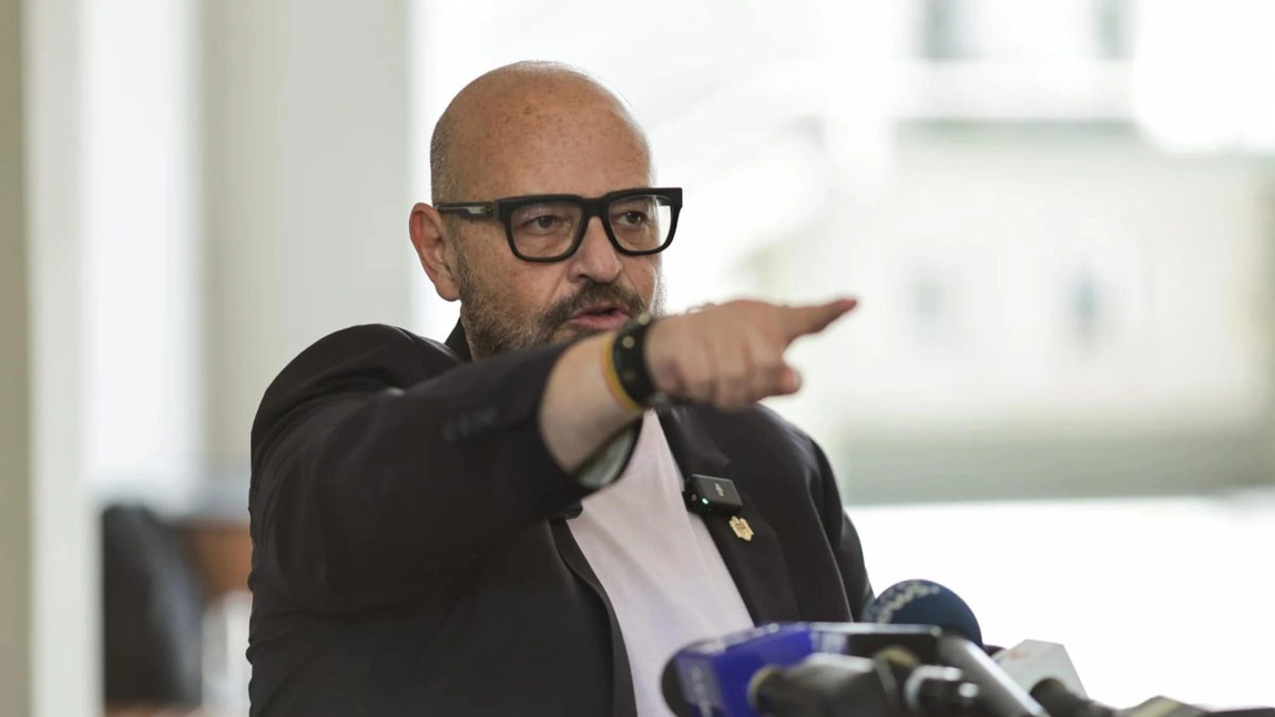 Cristian Popescu Piedone a intrat peste comisia dintr-o secție de vot, după ce un alegător a primit buletinul de vot deja ștampilat