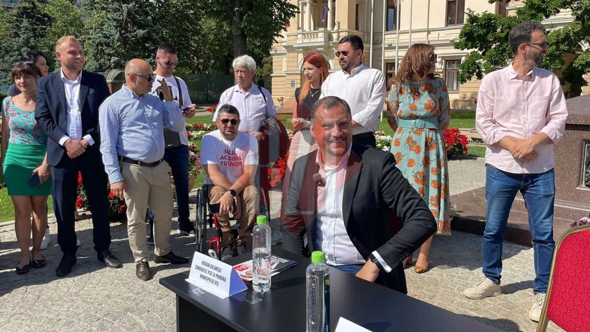 Dezbatere politică cu Bogdan Balanișcu şi Mihai Chirica în fața Primăriei Iaşi - FOTO, VIDEO, UPDATE