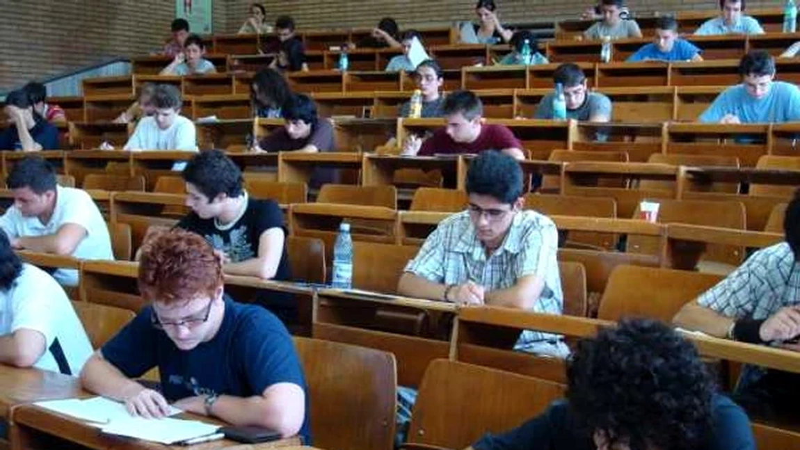 Un student i-ar fi dat foc unui profesor, din cauza notei primite la examen