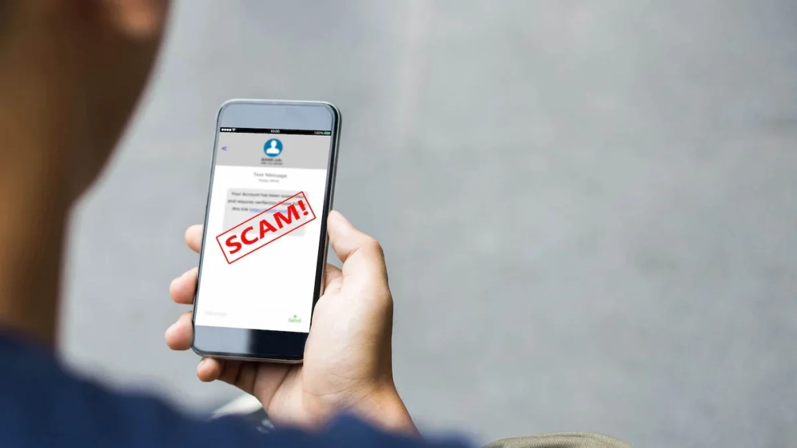 Trei tineri din Teleorman, membri ai unei grupări specializate în înșelăciuni cibernetice, au fost prinși. Escrocheria „SMS-ul de la bancă”, oprită