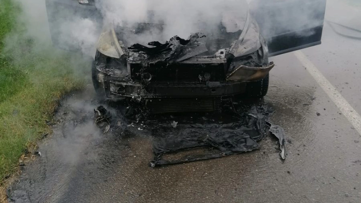 Incendiu la un autoturism în localitatea Prigoreni: Intervin pompierii de la Târgu Frumos - FOTO, UPDATE