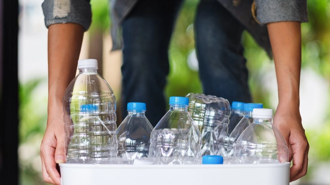 Atenție, români! Se schimbă legea pentru reciclarea sticlelor