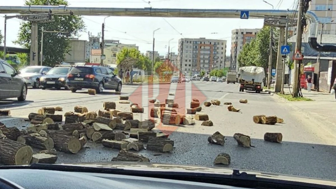 Incident la Iași! Lemne căzute dintr-un camion în pasajul Octav Băncilă. Trafic îngreunat