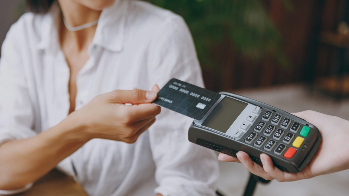 Plata cu cardul în România, obligatorie prin lege! „Abia așteaptă banca să le spui vreau și eu un POS!“
