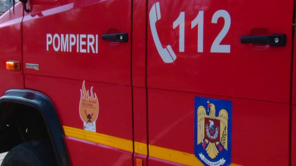 Un depozit de deșeuri din localitatea Mogoșești a luat foc! Pompierii intervin de urgență
